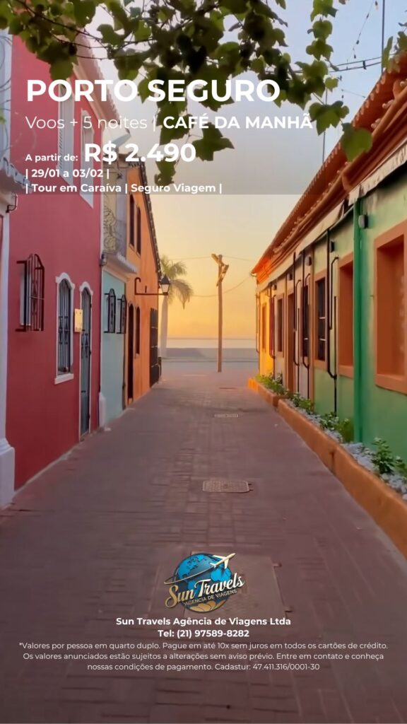 Praia de Taperapuã em Porto Seguro com mar azul e coqueiros. Viagens personalizadas para a Bahia com a Sun Travels.